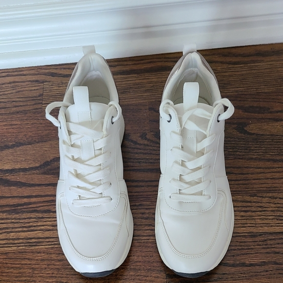 Like New Women's Athletic/Leisure white shoe. size 8 - Picture 7 of 7